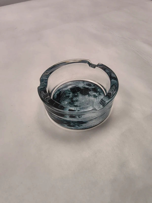 Scrumieră pentru țigări din sticlă transparentă, 8,5 x 8,5 x 3,5 cm, rotundă, 3 caneluri, antiderapantă