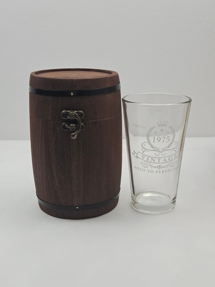 Pahar bere aniversar 450 ml, sticlă fără plumb, model 1975, cutie cadou tip butoi, maro