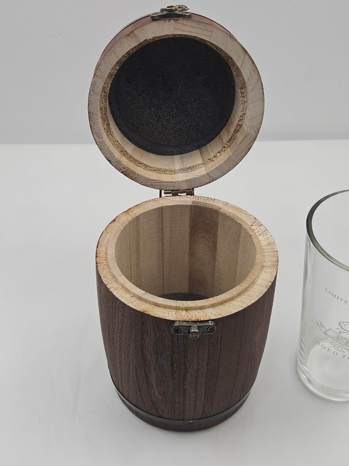 Pahar bere aniversar 450 ml, sticlă fără plumb, model 1975, cutie cadou tip butoi, maro