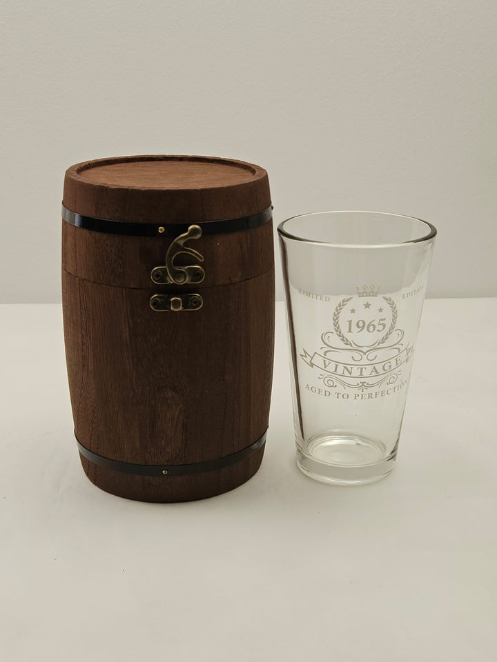 Pahar bere aniversar 450 ml, sticla fara plumb, in cutie cadou tip butoi, editie 1965, maro