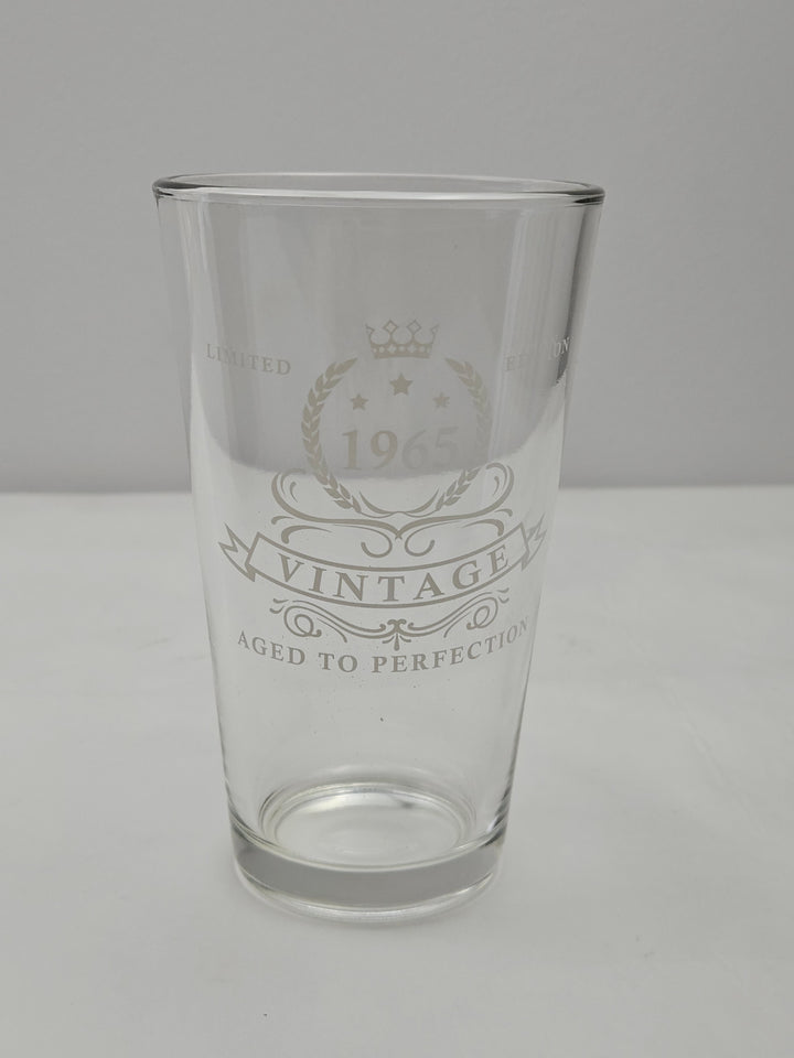 Pahar bere aniversar 450 ml, sticla fara plumb, in cutie cadou tip butoi, editie 1965, maro