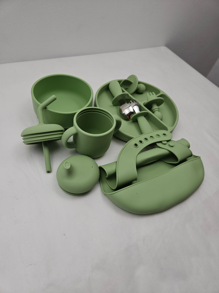 Set hranire bebelusi 10 piese, silicon alimentar, farfurie si bol cu ventuza, cana cu pai si cioc, verde