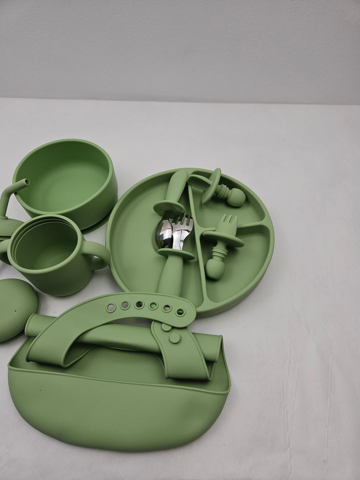 Set hranire bebelusi 10 piese, silicon alimentar, farfurie si bol cu ventuza, cana cu pai si cioc, verde