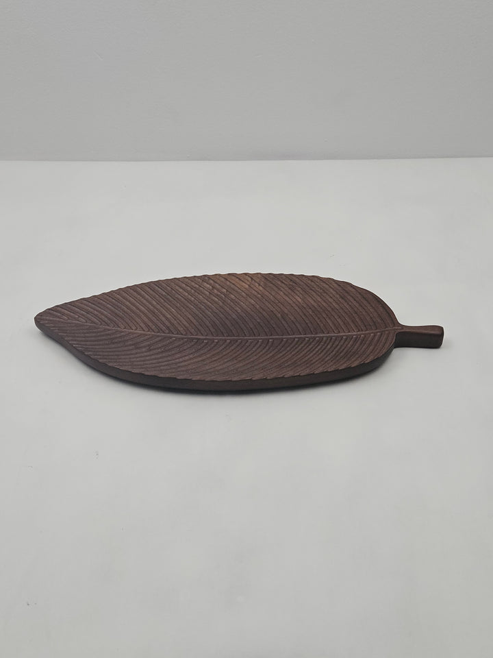 Tava servire decorativa din lemn de acacia 38 x 15 x 1,5 cm, model frunza