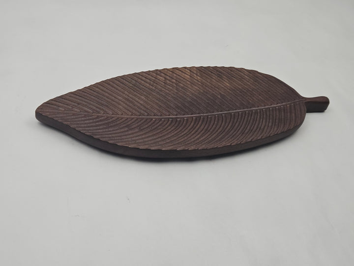 Tava servire decorativa din lemn de acacia 38 x 15 x 1,5 cm, model frunza