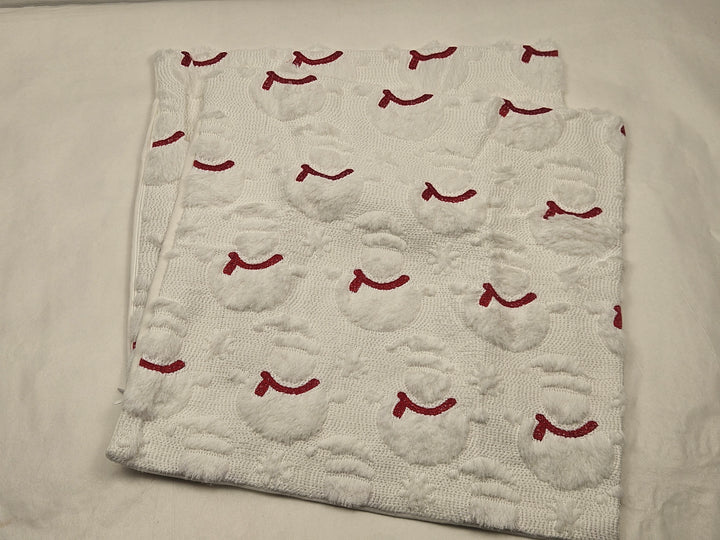 Set 2 fețe de pernă decorative, 45 x 45 cm, poliester plușat cu broderie 3D, fermoar ascuns, model Crăciun