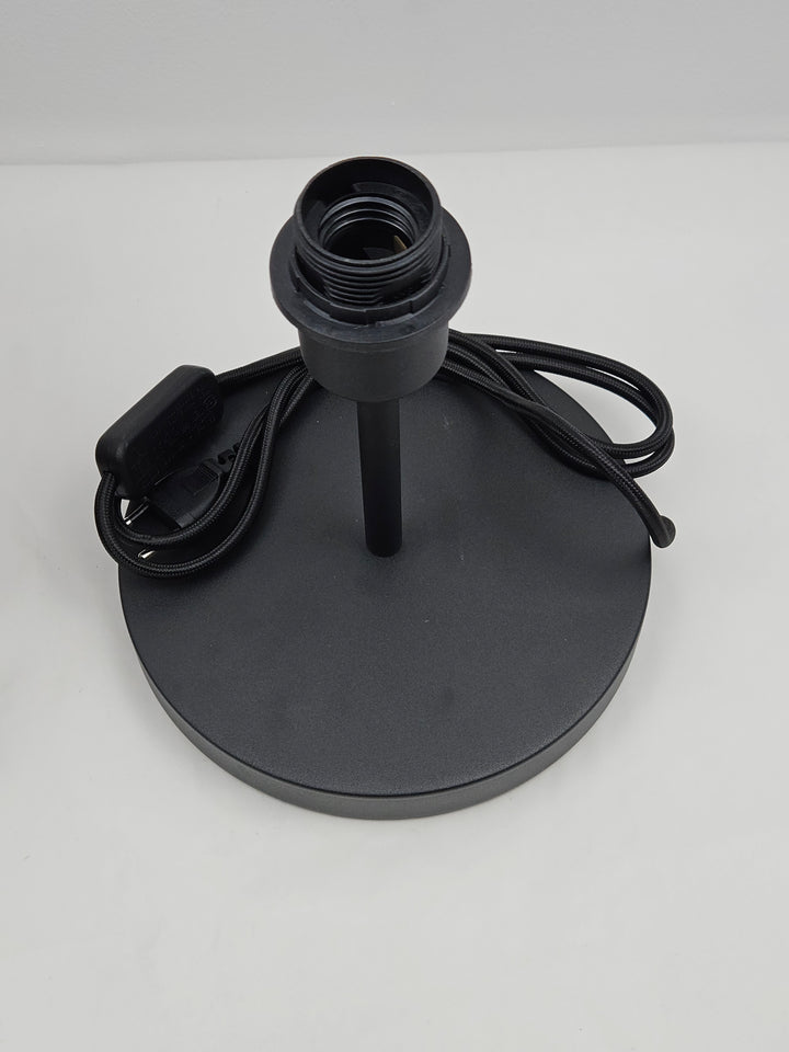 Lampă de masă din metal, abajur cilindric reiat, E27, 20 x 40 cm, cu întrerupător pe cablu