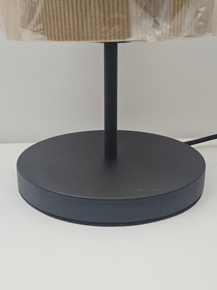 Lampă de masă din metal, abajur cilindric reiat, E27, 20 x 40 cm, cu întrerupător pe cablu