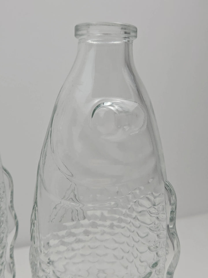 Set 2 vaze decorative din sticlă, formă de pește, cu dop din plută, 26 x 10 cm, transparente