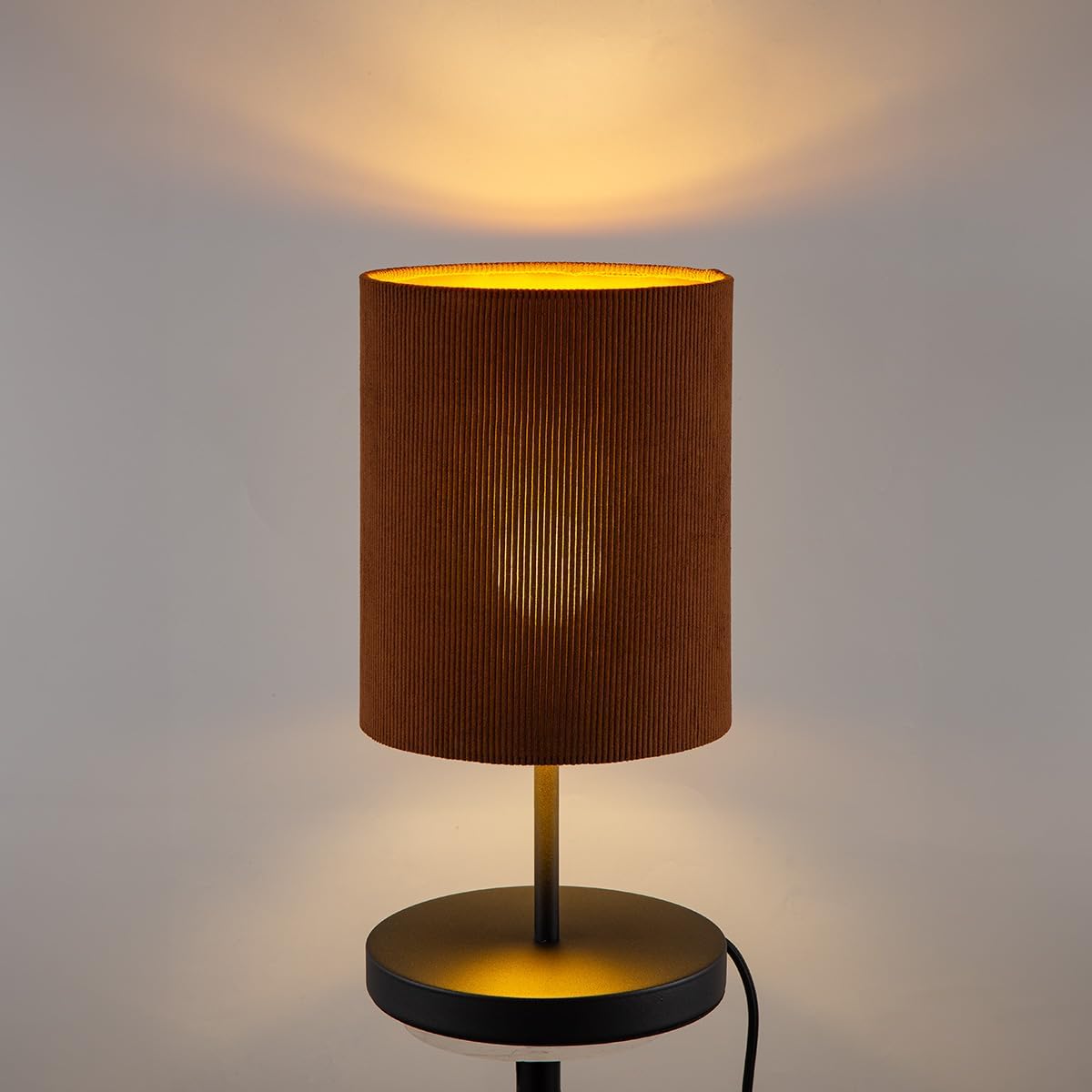 Lampă de masă din metal, abajur cilindric reiat, E27, 20 x 40 cm, cu întrerupător pe cablu