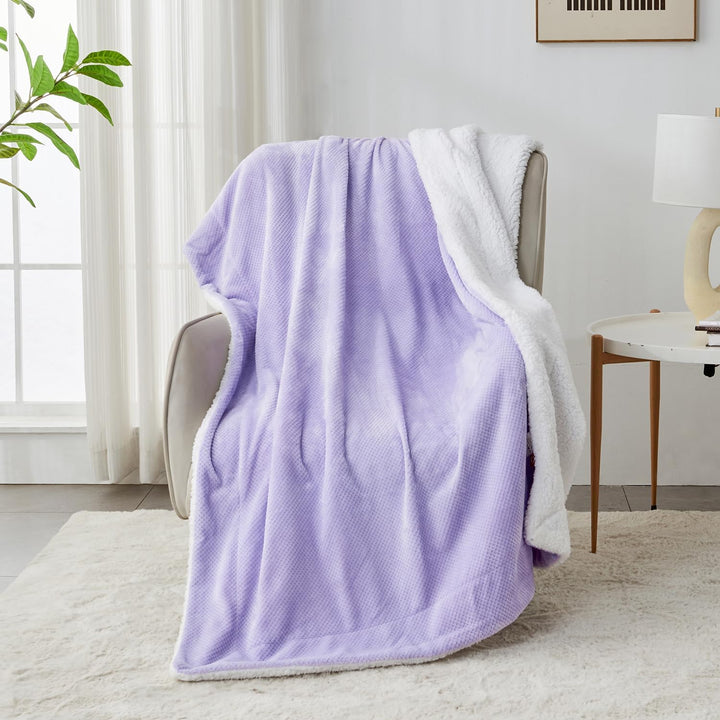 Patura sherpa reversibila cu textura tip fagure, fleece, 220 x 240 cm, mov
