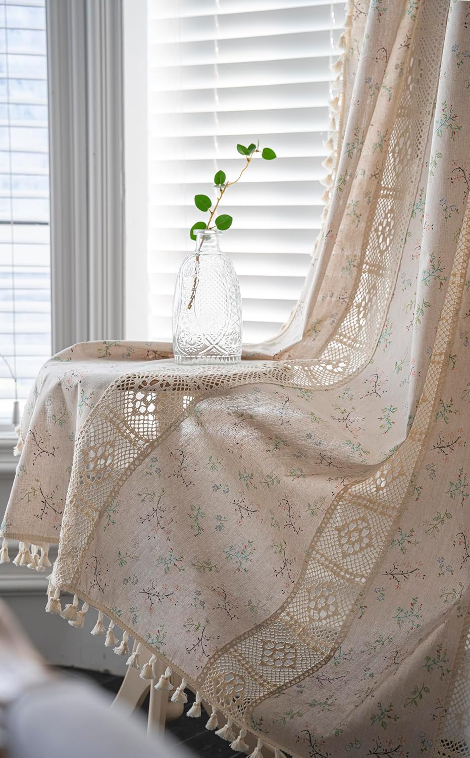 Set 2 perdele din bumbac și in, model floral croșetat, cu ciucuri și rejansă pentru bară, 150 x 180 cm, bej
