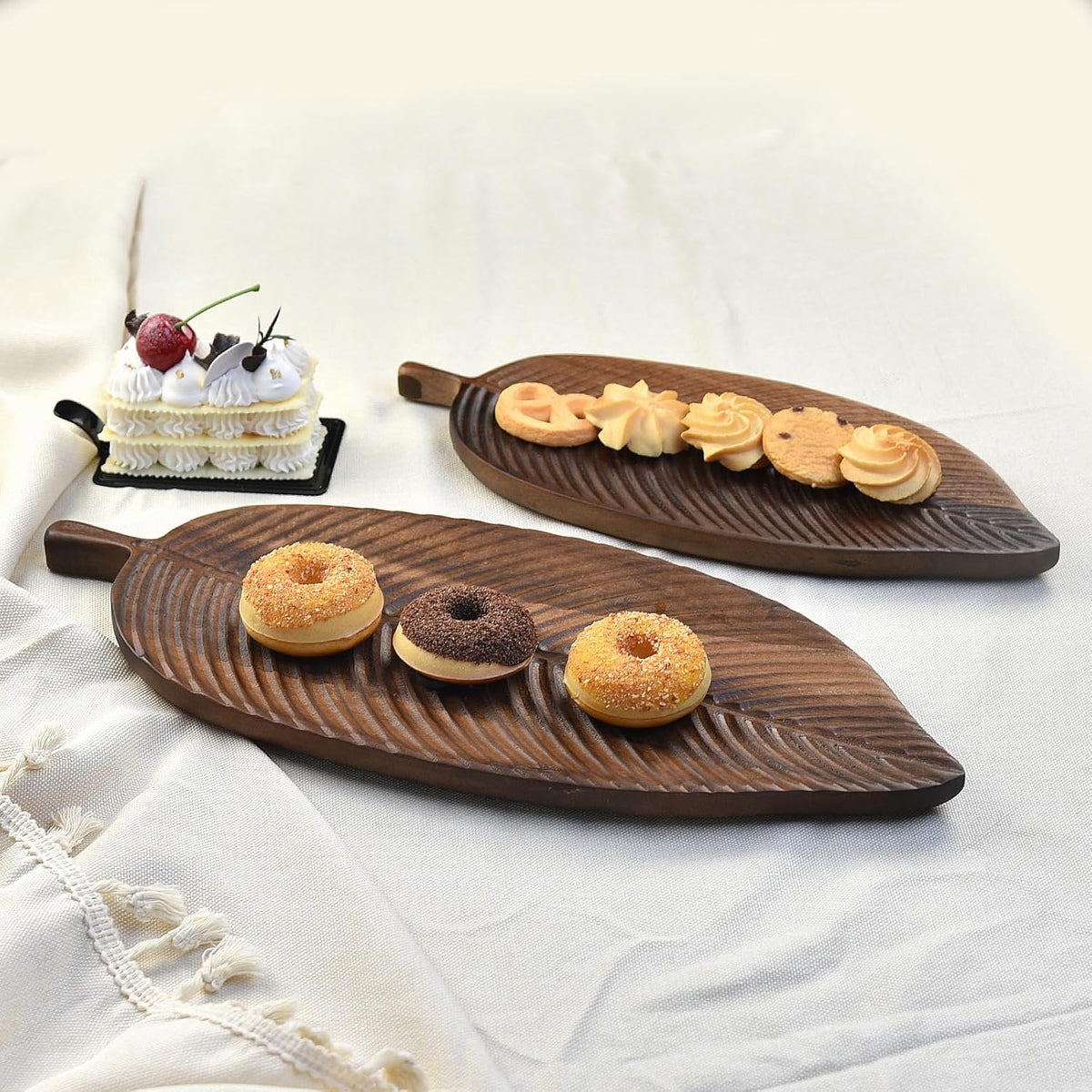 Tava servire decorativa din lemn de acacia 38 x 15 x 1,5 cm, model frunza