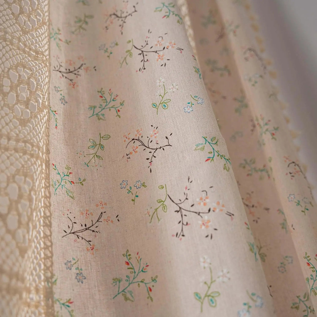 Set 2 perdele din bumbac și in, model floral croșetat, cu ciucuri și rejansă pentru bară, 150 x 180 cm, bej