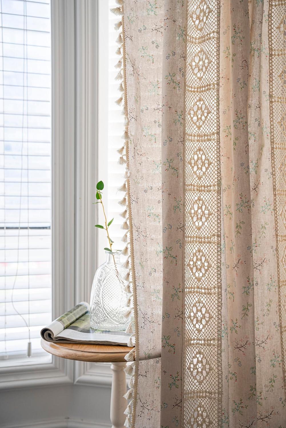 Set 2 perdele din bumbac și in, model floral croșetat, cu ciucuri și rejansă pentru bară, 150 x 180 cm, bej