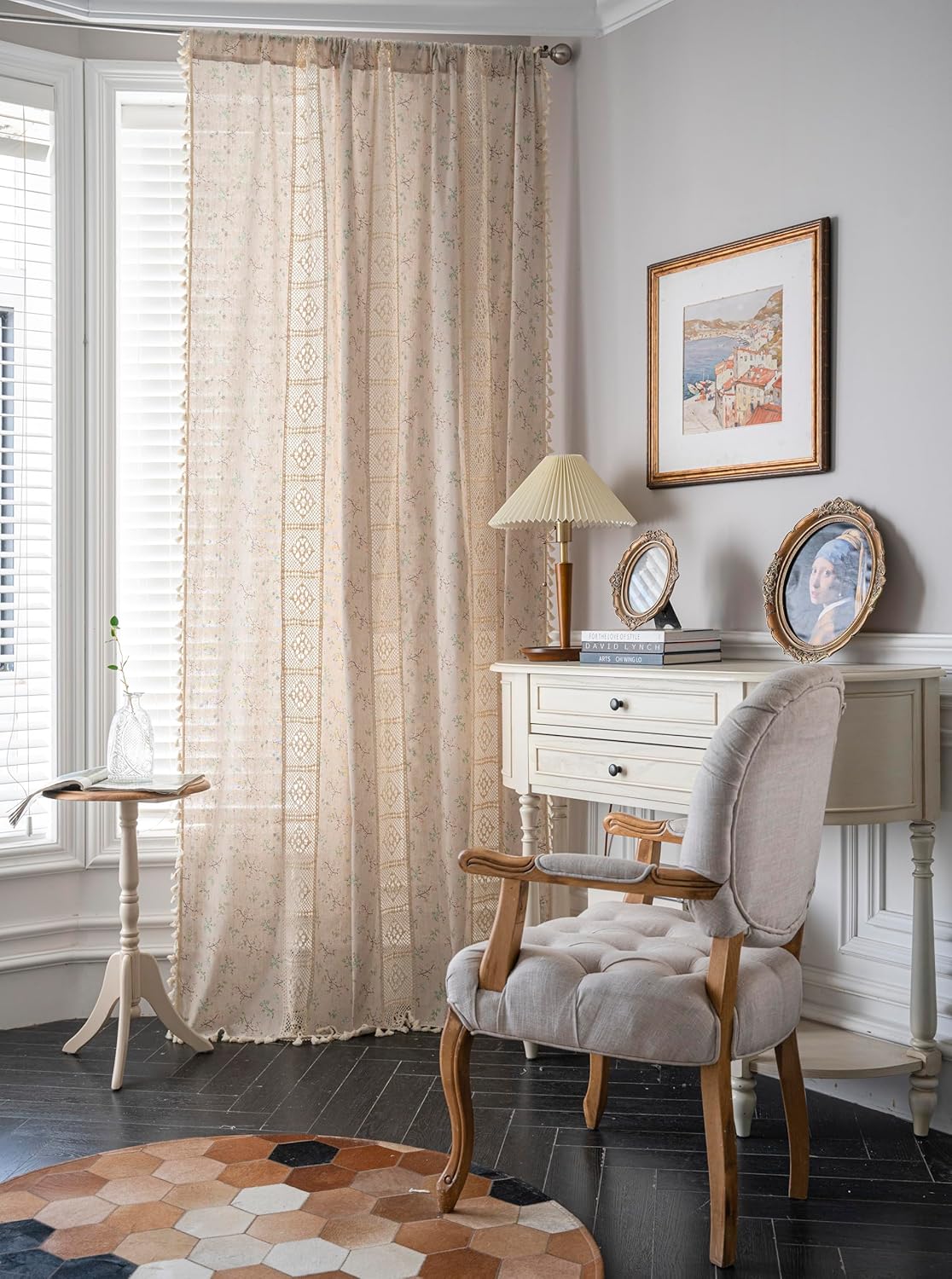 Set 2 perdele din bumbac și in, model floral croșetat, cu ciucuri și rejansă pentru bară, 150 x 180 cm, bej
