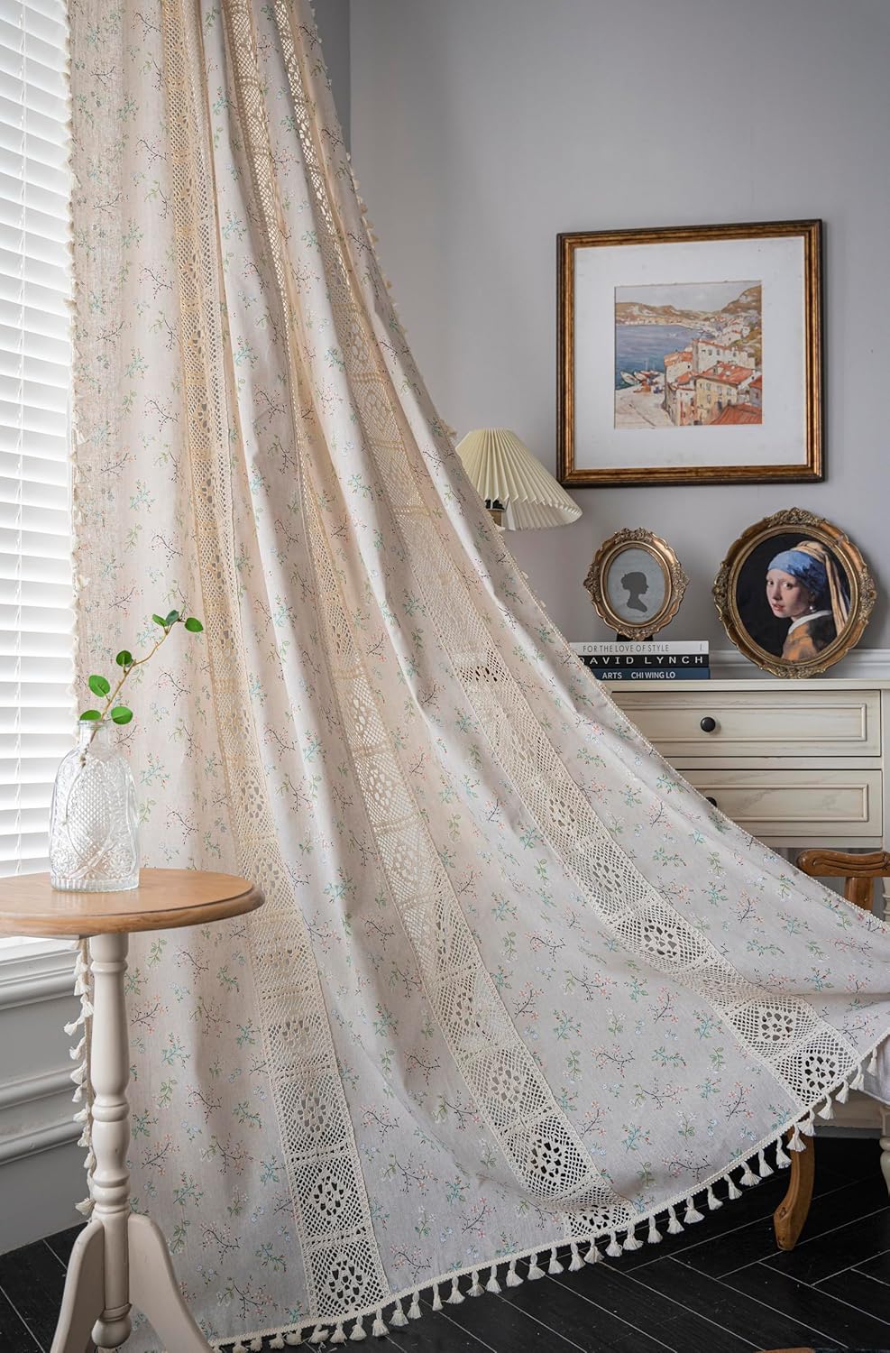 Set 2 perdele din bumbac și in, model floral croșetat, cu ciucuri și rejansă pentru bară, 150 x 180 cm, bej
