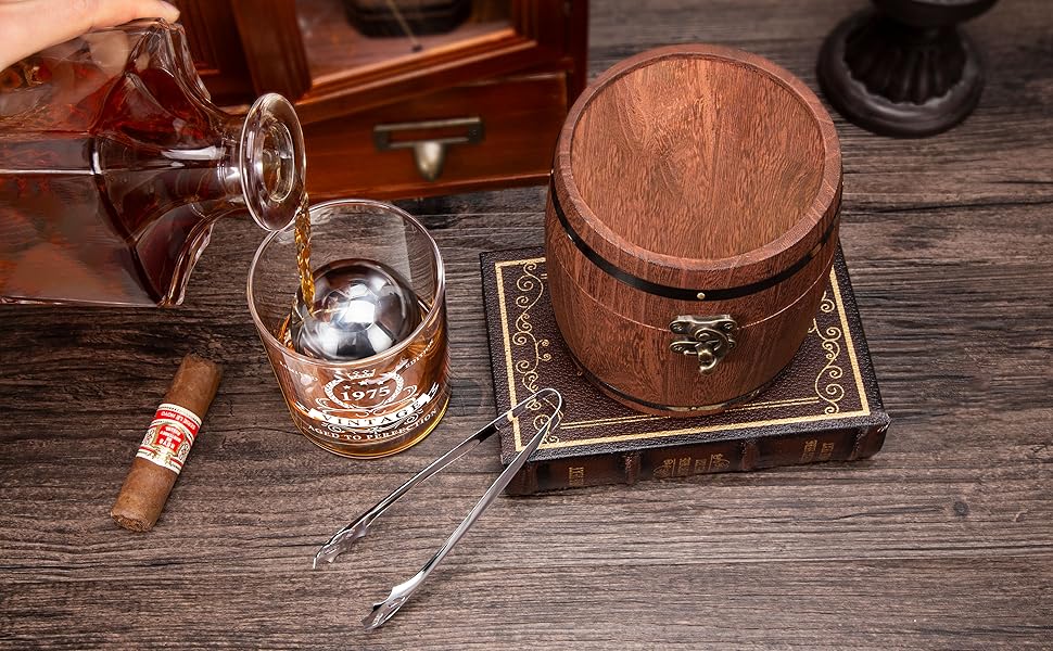 Set cadou pahar de whisky pentru aniversare 1975, 340 ml, cu cutie tip butoi, bilă XL din inox și clește